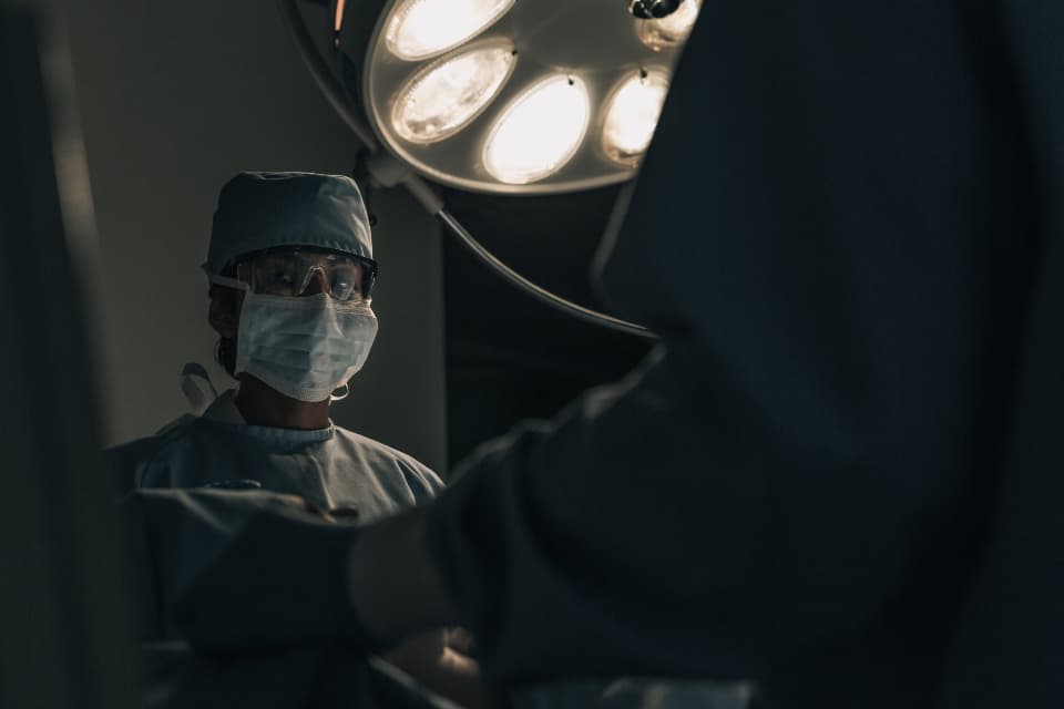 A patient after facial aesthetic surgery at Luma Clinic Türkiye