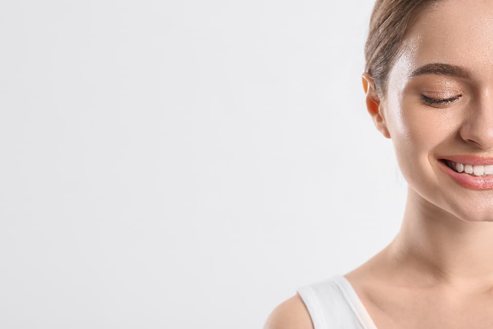 A patient smiling after smile design at Luma Clinic Türkiye